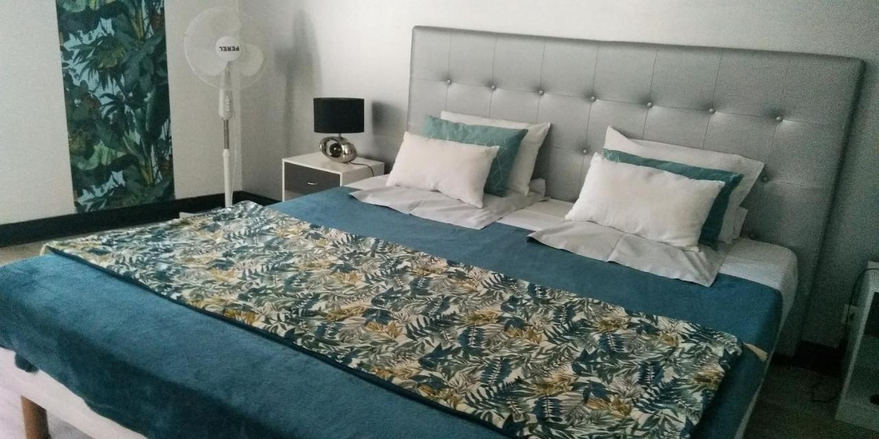 Madelon IV Bed & Breakfast Belves Bagian luar foto